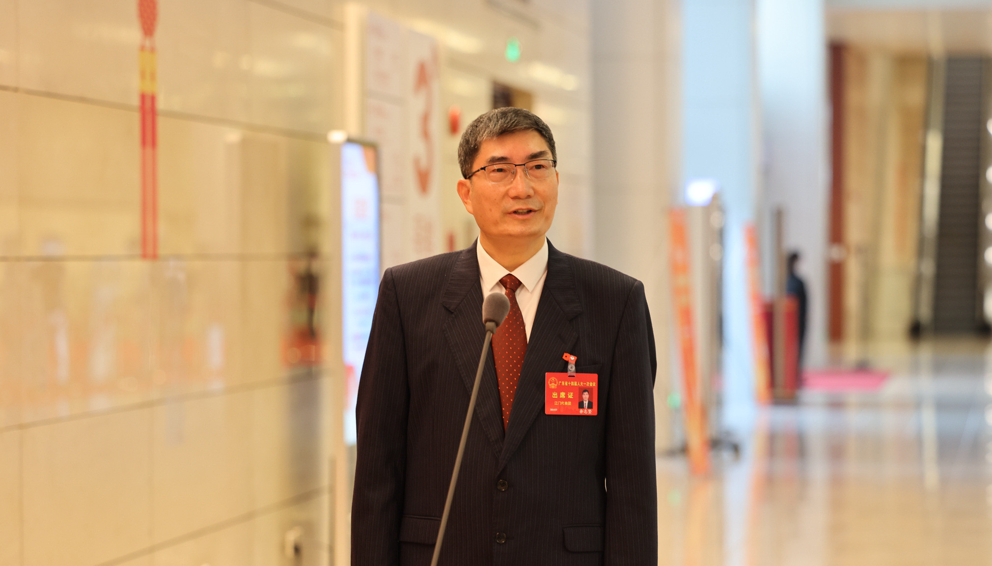 省人大代表、江门市江海区人大常委会主任余志坚：“小公园议事”提高群众民主参与热情
